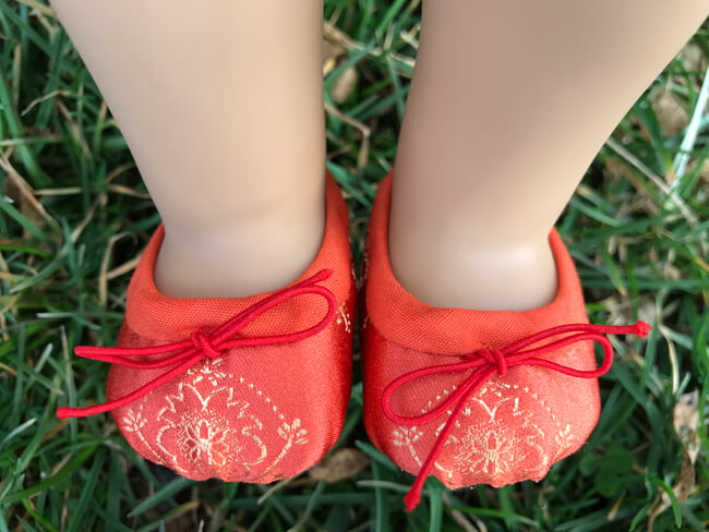 Introducing Lee & Pearl Pattern 1075: Ballet Slippers for 18 Inch, 16 Inch and 14 1/2 Inch Dolls — just like the real thing, and so easy to make you won't believe it. Who says ballet slippers have to be pink, black or beige? The ever-imaginative Amy S. of DenimRose on Etsy made these glorious red/orange brocade slippers. Find this wonderful new pattern for American Girl, A Girl for All Time and Wellie Wisher dolls in the leeandpearl Etsy shop.