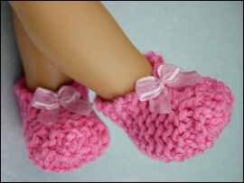 Make adorable slippers with Lee & Pearl's FREE Easy Garter Stitch Knitted Slippers for 18 Inch Dolls knitting pattern